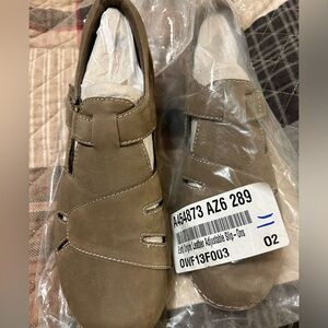 Earth Origins leather adjustable Slip-On shoes